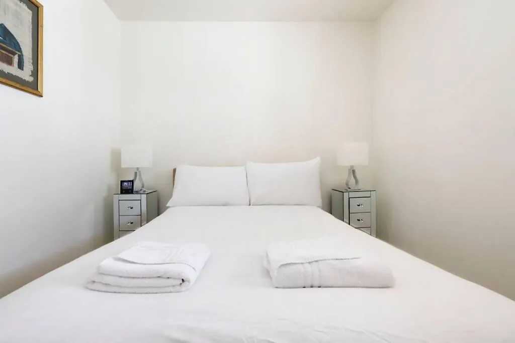 Beautiful 2 Bedroom Mews House With Parking By The Beach Brighton