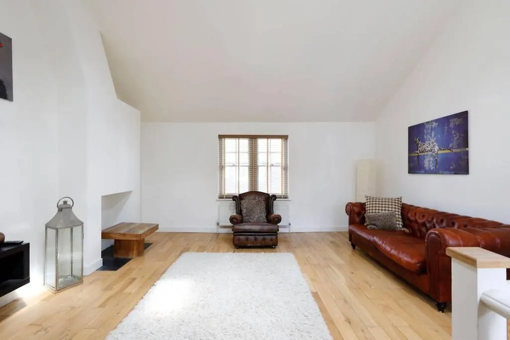 Beautiful 2 Bedroom Mews House With Parking By The Beach Brighton Holiday home